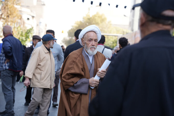 تصاویر/ حضور پرشور طلاب و روحانیون حوزه علمیه استان تهران در یوم الله 13 آبان
