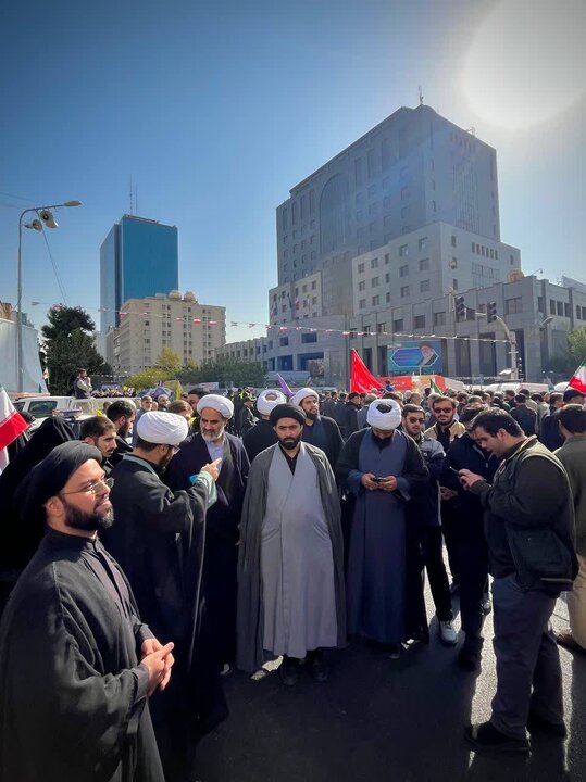 تصاویر/ حضور پرشور طلاب و روحانیون حوزه علمیه استان تهران در یوم الله 13 آبان