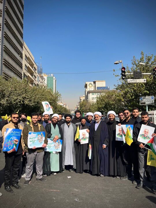 تصاویر/ حضور پرشور طلاب و روحانیون حوزه علمیه استان تهران در یوم الله 13 آبان