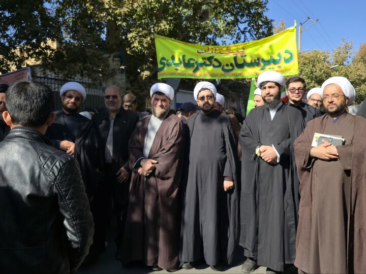 تصاویر / حضور پرشور طلاب و روحانیون تویسرکانی در در مراسم یوم الله ۱۳ آبان ماه