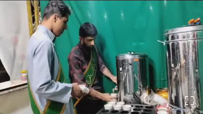 فیلم | پذیرایی موکب عشاق المهدی مدرسه علمیه المهدی(عج) آران و بیدگل از مردم