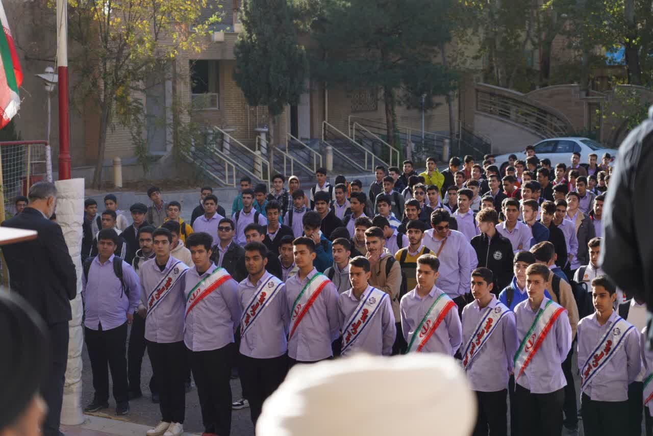 تصاویر/ نواخته شدن زنگ استکبار ستیزی در مدرسه امیرکبیر خرم آباد