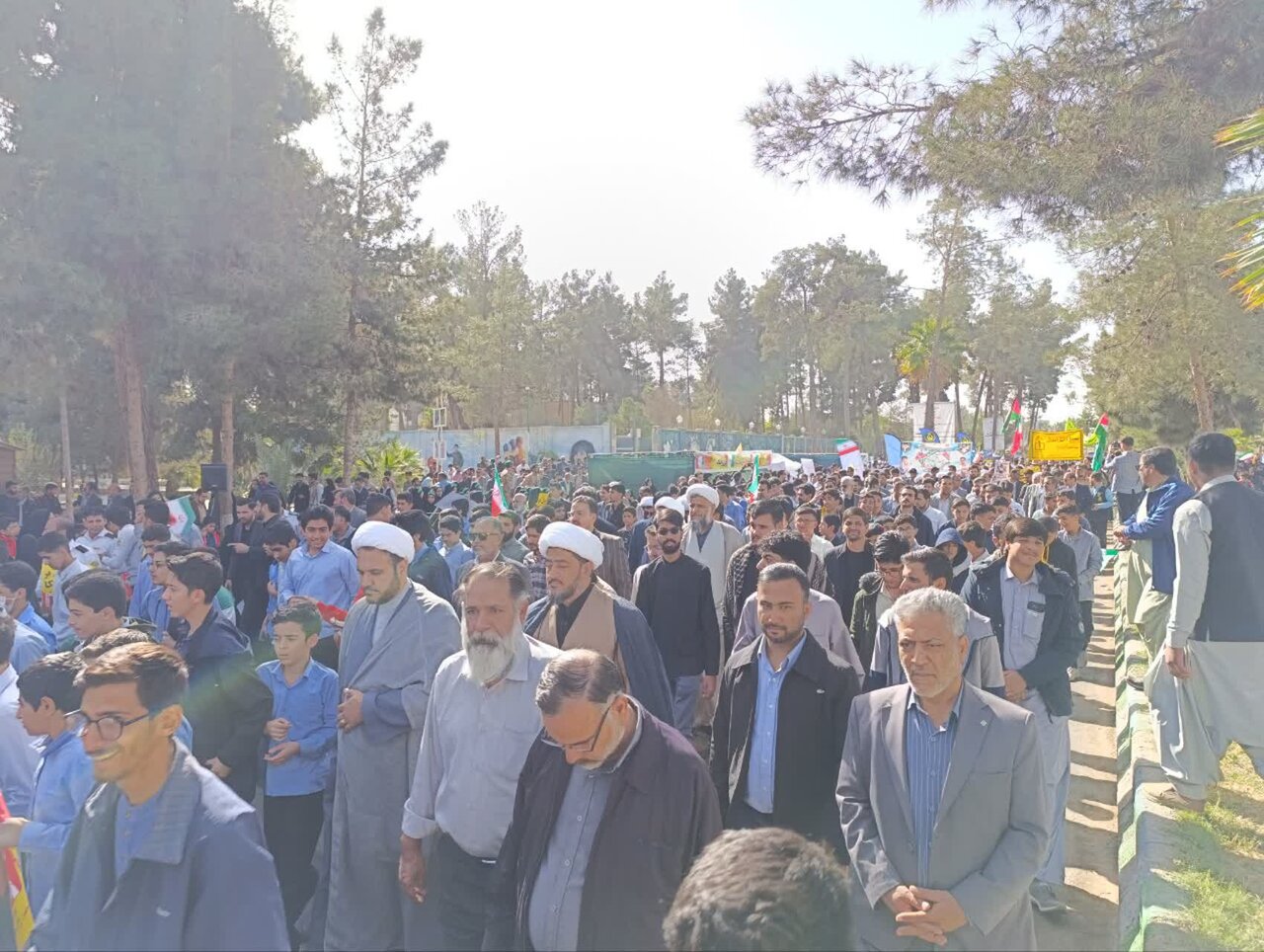 تصاویر/ خروش مردم ولایت مدار شهرستان زاهدان در روز مبارزه با استکبار جهانی