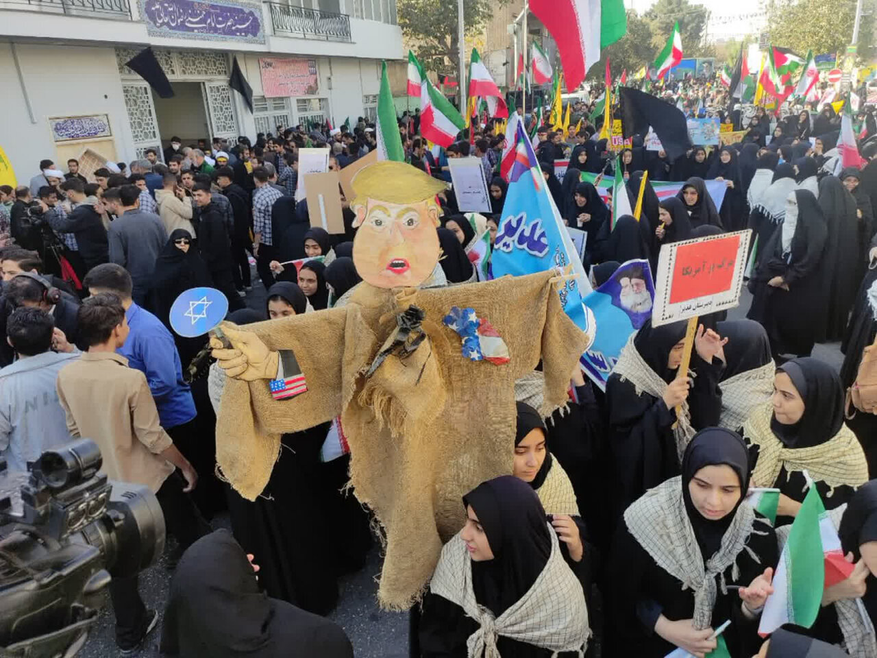 مشاركة جماهيرية واسعة في قم بمسيرة 13 آبان "اليوم الوطني لمقارعة الاستكبار"