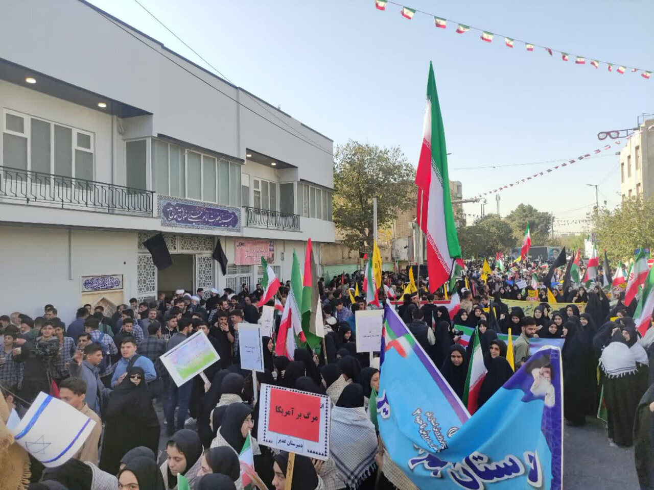 مشاركة جماهيرية واسعة في قم بمسيرة 13 آبان "اليوم الوطني لمقارعة الاستكبار"