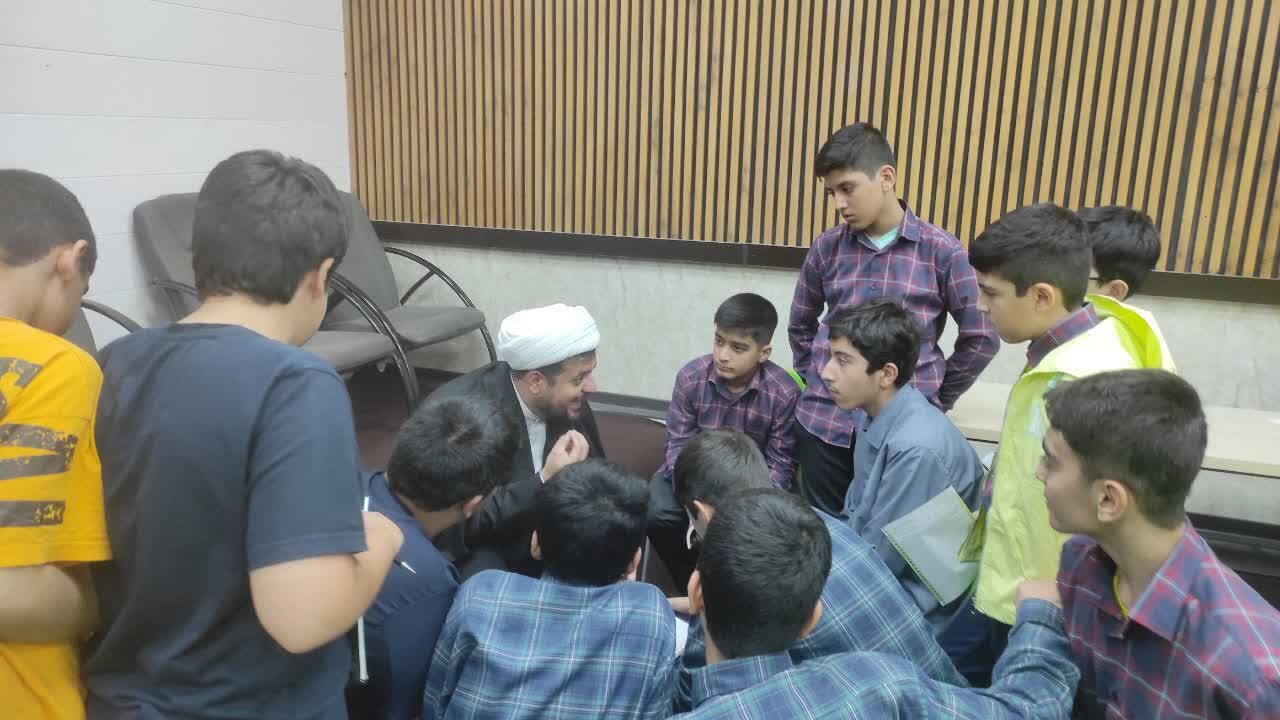 پاسخگویی میدانی کارشناسان مرکز ملی پاسخگویی به سوالات دینی دانشآموزان + عکس