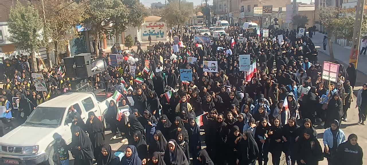 تصاویر/ راهپیمایی روز دانش آموز و بزرگداشت ۱۳ آبان در شهر بردسیر
