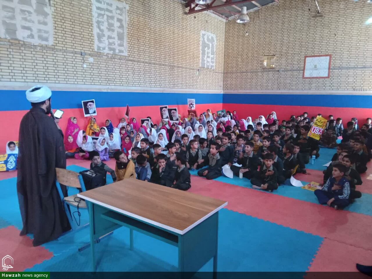 حضور مبلغین و طلاب مدرسه علمیه امام رضا (ع) اندیکا در مدارس همزمان با یوم الله ۱۳ آبان و ایام فاطمیه اول