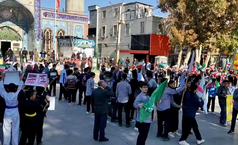فیلم | دانش‌آموزان شهرستان خمین به مناسبت ۱۳ آبان