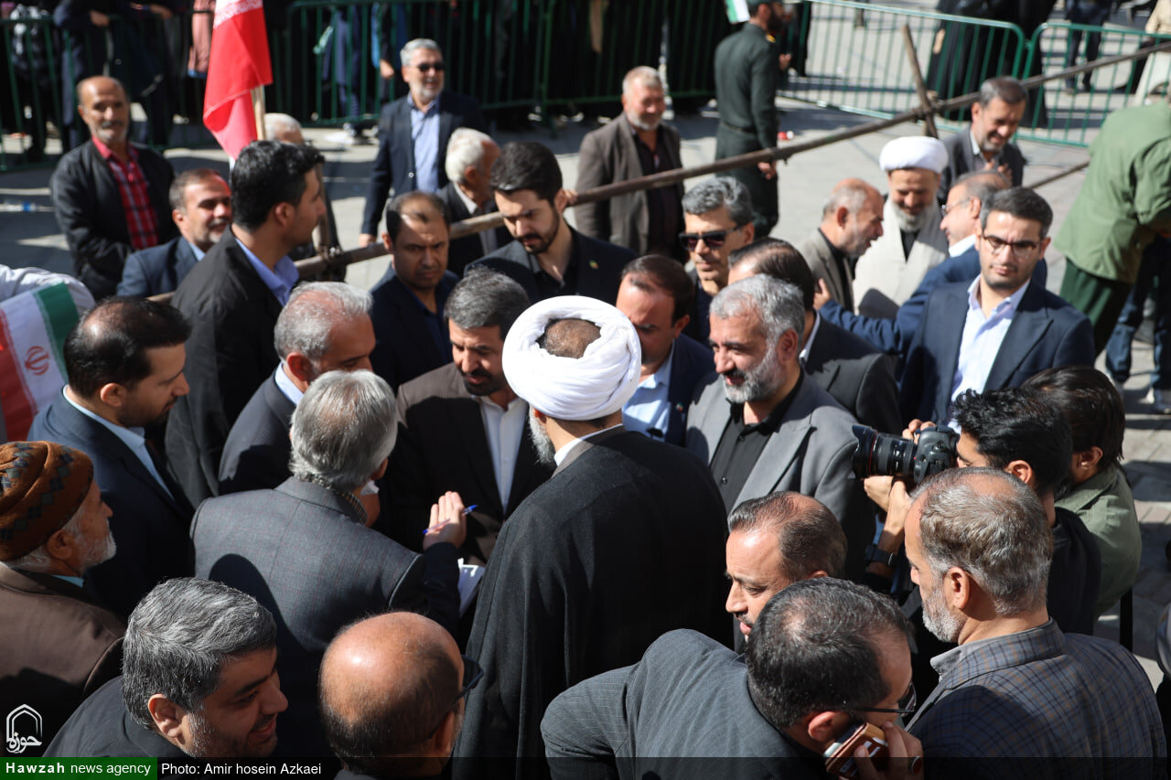 تصاویر / گفت‌وگو امام جمعه همدان با اقشار مختلف مردم شرکت کننده در تجمع ۱۳ آبان