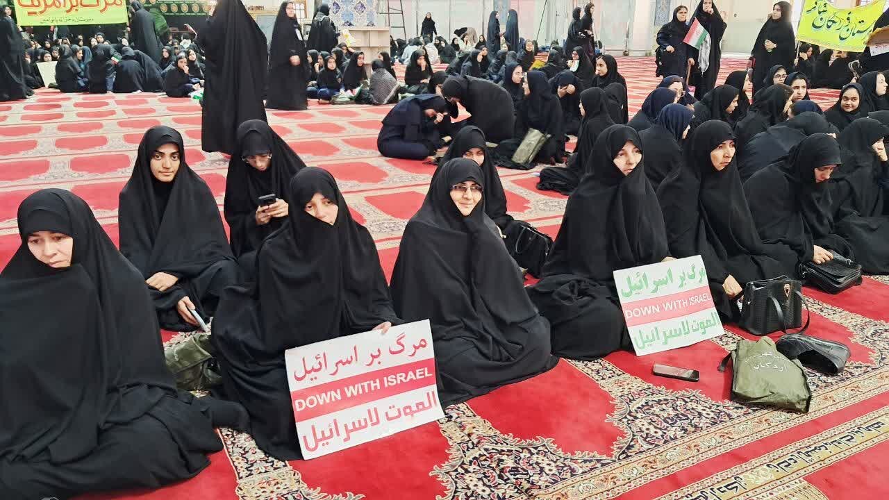 حضور طلاب مدرسه علمیه تخصصی فاطمه‌الزهرا(س) اردکان در راهپیمایی یوم‌الله ۱۳ آبان