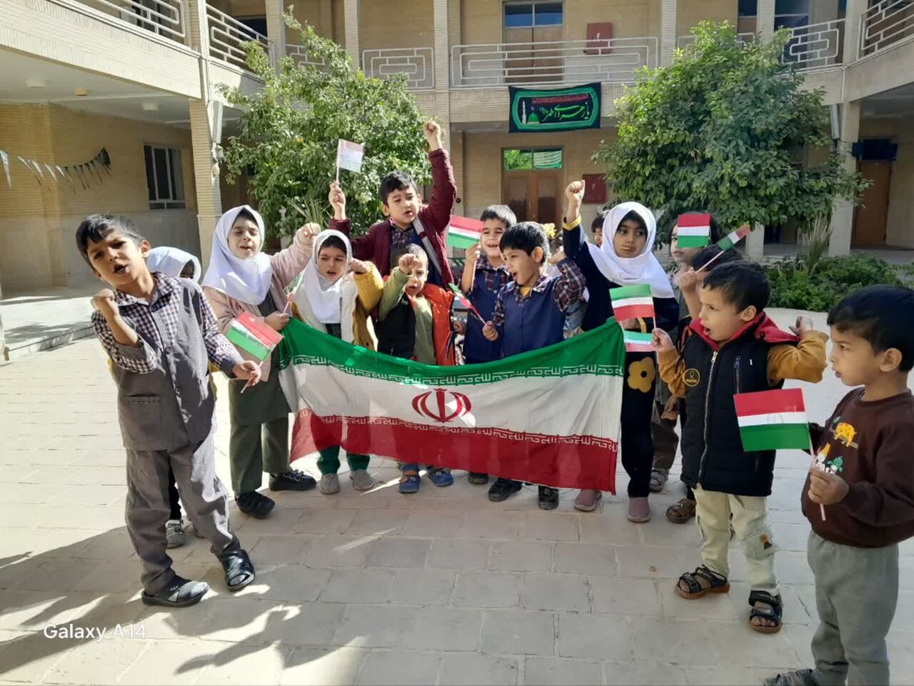 حضور طلاب مدرسه علمیه تخصصی فاطمهالزهرا(س) اردکان در راهپیمایی یومالله ۱۳ آبان