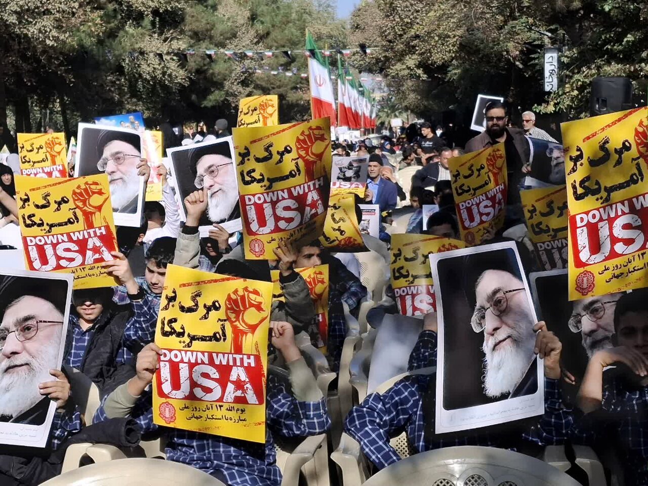 ۱۳ آبان نماد هویت استقلال طلبانه ملت ایران است