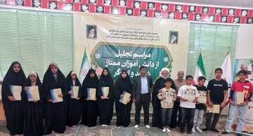 تصاویر/ تجلیل از دانش‌آموزان ممتاز شاهد و ایثارگر شهرستان ابرکوه