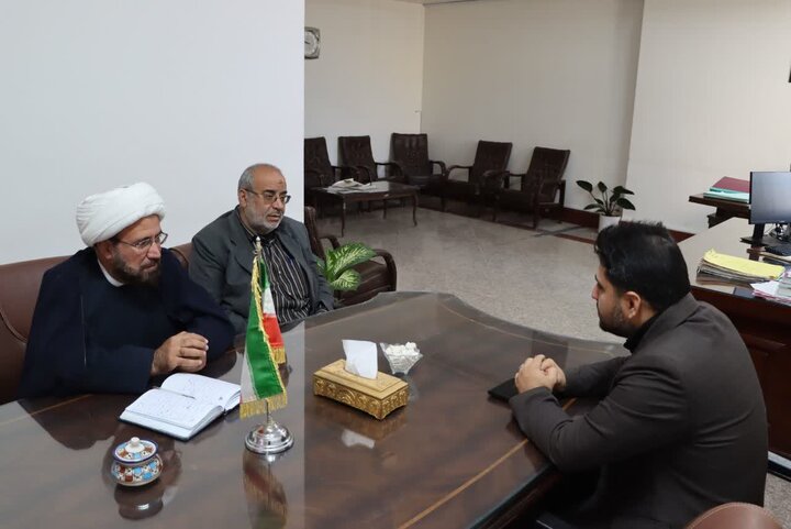 تصاویر/ بازدید امام جمعه شهرستان اشکذر از اداره ثبت اسناد و املاک