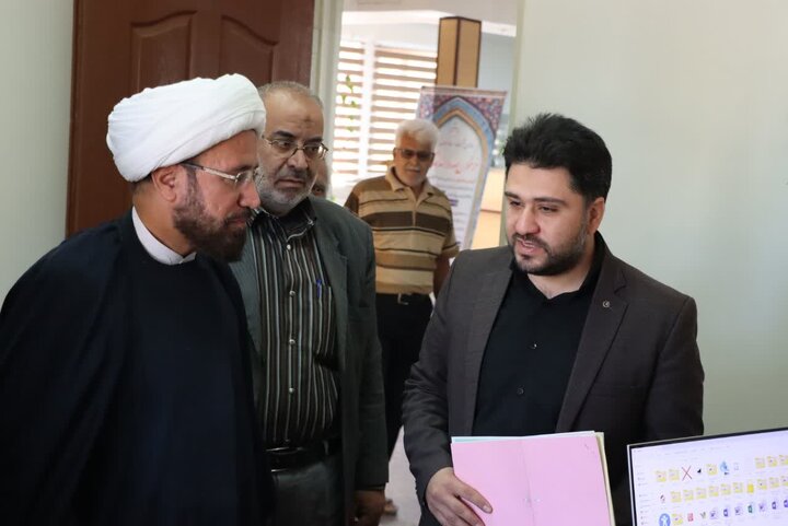تصاویر/ بازدید امام جمعه شهرستان اشکذر از اداره ثبت اسناد و املاک