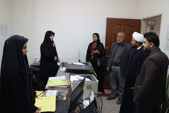 تصاویر/ بازدید امام جمعه شهرستان اشکذر از اداره ثبت اسناد و املاک