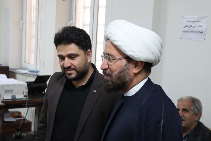 تصاویر/ بازدید امام جمعه شهرستان اشکذر از اداره ثبت اسناد و املاک