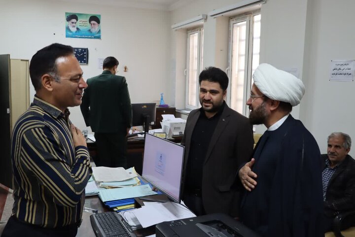 تصاویر/ بازدید امام جمعه شهرستان اشکذر از اداره ثبت اسناد و املاک
