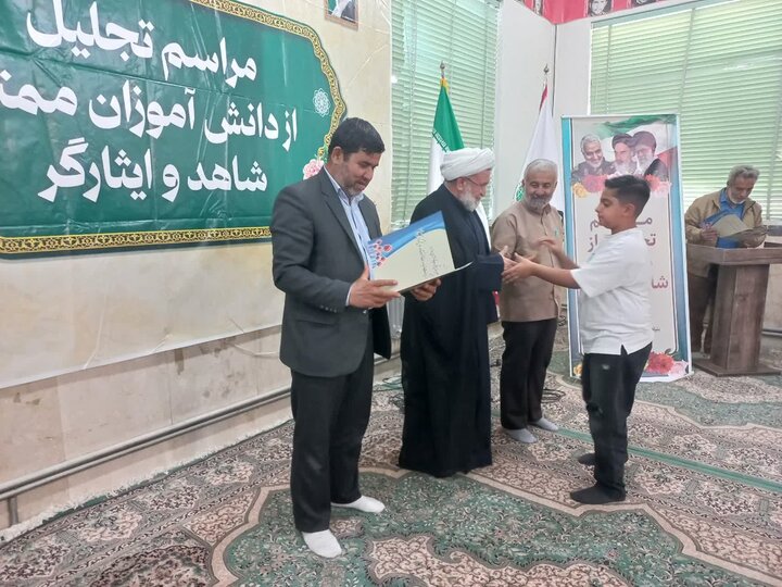 تصاویر/ تجلیل از دانش‌آموزان ممتاز شاهد و ايثارگر شهرستان ابرکوه