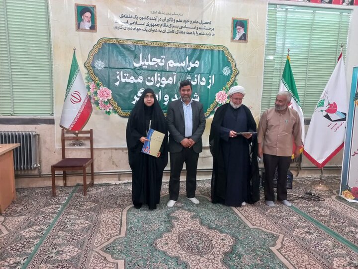 تصاویر/ تجلیل از دانش‌آموزان ممتاز شاهد و ايثارگر شهرستان ابرکوه