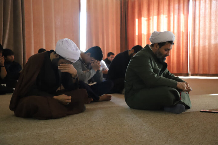 تصاویر/برگزای دعای پر فیض زیارت عاشورا در مدرسه علمیه خاتم الانبیاء (ص) سنندج