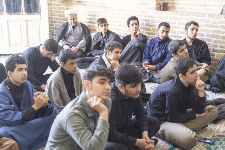 دیدار طلاب حافظ قرآن مدرسه علمیه علی‌بن‌موسی‌الرضا(ع) قم با آیت الله ناصری