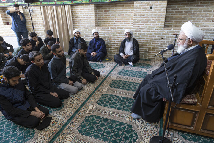دیدار طلاب حافظ قرآن مدرسه علمیه علی‌بن‌موسی‌الرضا(ع) قم با آیت الله ناصری