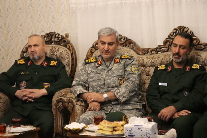 تصاویر/ادای احترام فرماندهان سپاه و فراجا به خانواده شهدا