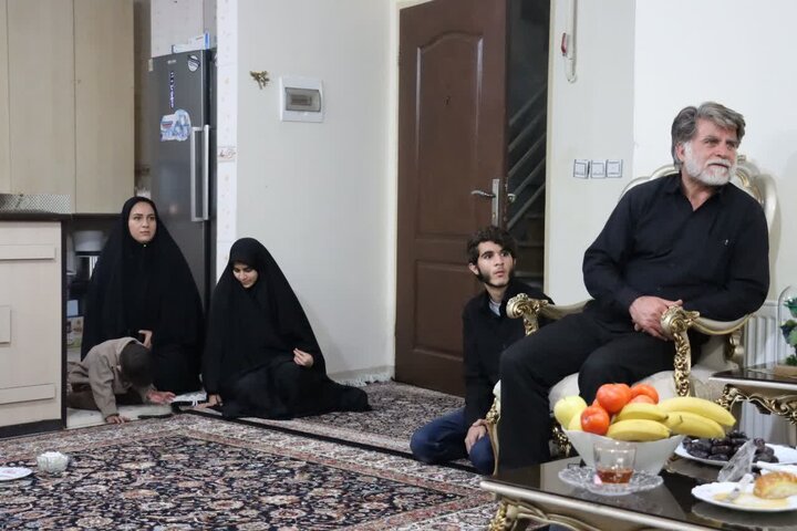 تصاویر/ادای احترام فرماندهان سپاه و فراجا به خانواده شهدا