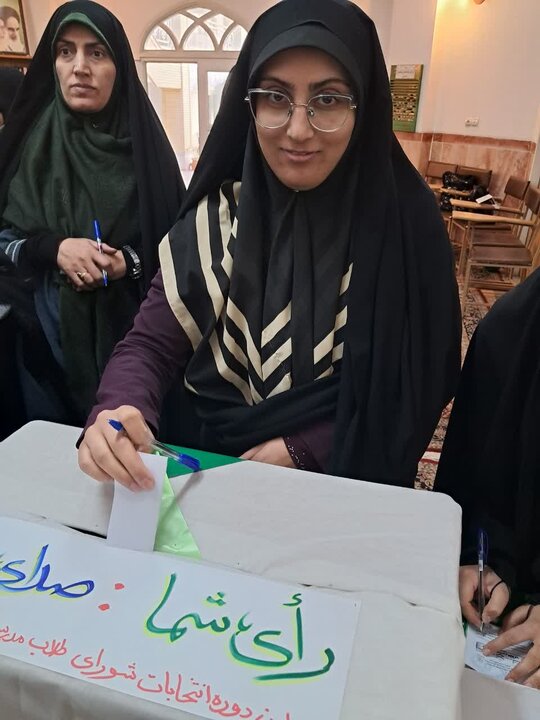 تصاویر/ برگزاری اولین دوره انتخابات شورای طلاب در مدرسه علمیه تخصصی فاطمیه کرمان