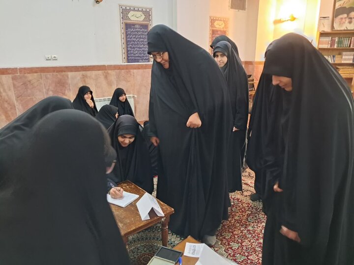 تصاویر/ برگزاری اولین دوره انتخابات شورای طلاب در مدرسه علمیه تخصصی فاطمیه کرمان