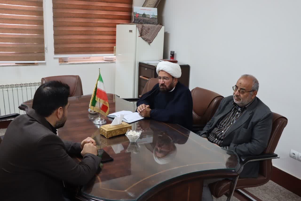 تصاویر/ بازدید امام جمعه شهرستان اشکذر از اداره ثبت اسناد و املاک