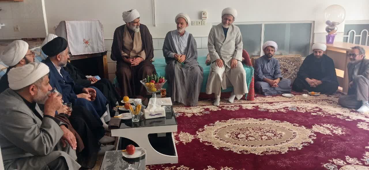 عیادت کارکنان مدرسه علمیه امیرالمؤمنین(ع) آران و بیدگل از روحانیون پیشکسوت