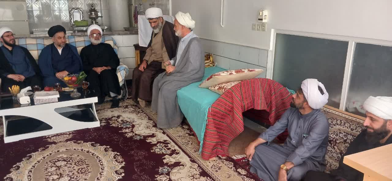 عیادت کارکنان مدرسه علمیه امیرالمؤمنین(ع) آران و بیدگل از روحانیون پیشکسوت