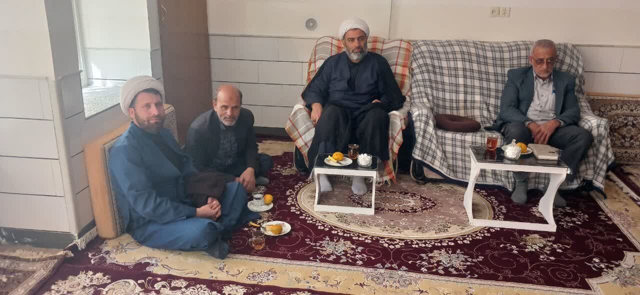 عیادت کارکنان مدرسه علمیه امیرالمؤمنین(ع) آران و بیدگل از روحانیون پیشکسوت