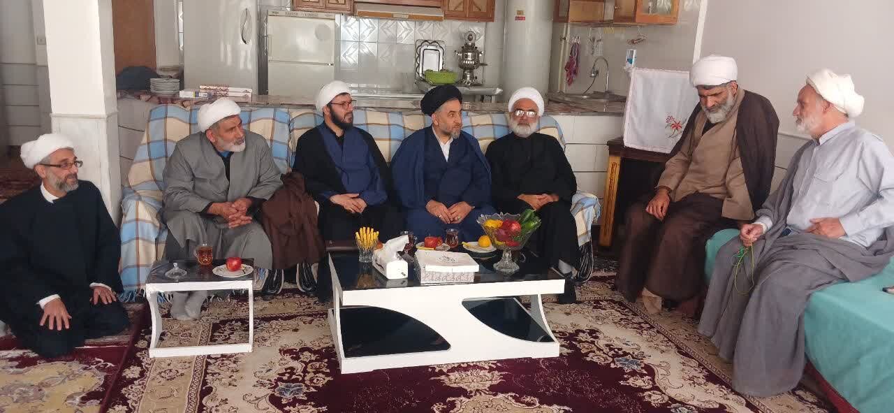 عیادت کارکنان مدرسه علمیه امیرالمؤمنین(ع) آران و بیدگل از روحانیون پیشکسوت