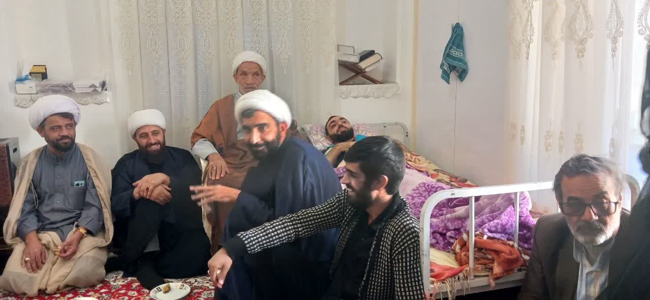 عیادت کارکنان مدرسه علمیه امیرالمؤمنین(ع) آران و بیدگل از روحانیون پیشکسوت