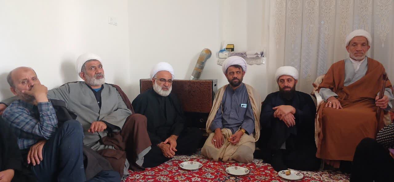 عیادت کارکنان مدرسه علمیه امیرالمؤمنین(ع) آران و بیدگل از روحانیون پیشکسوت