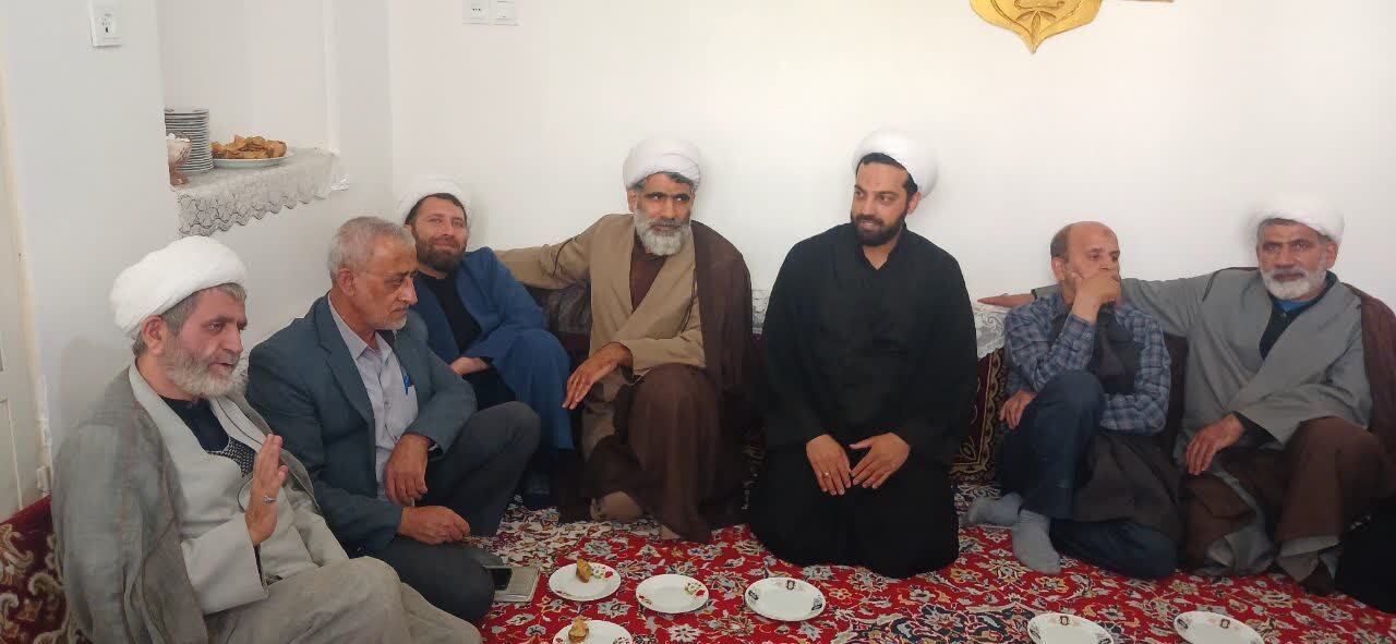 عیادت کارکنان مدرسه علمیه امیرالمؤمنین(ع) آران و بیدگل از روحانیون پیشکسوت