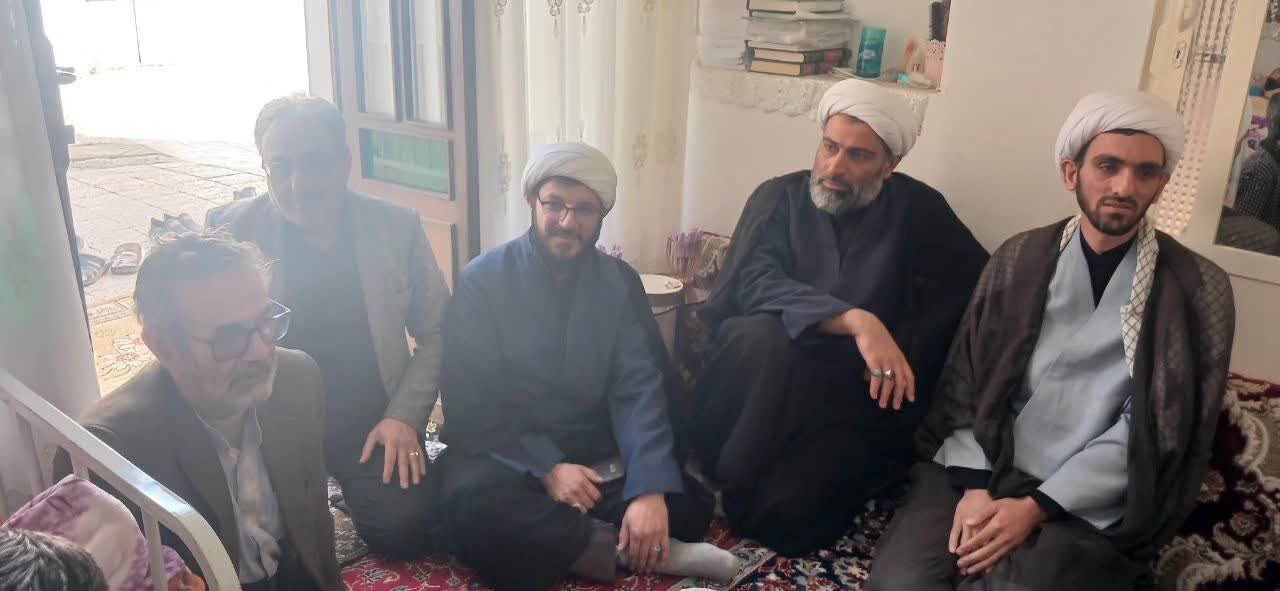 عیادت کارکنان مدرسه علمیه امیرالمؤمنین(ع) آران و بیدگل از روحانیون پیشکسوت