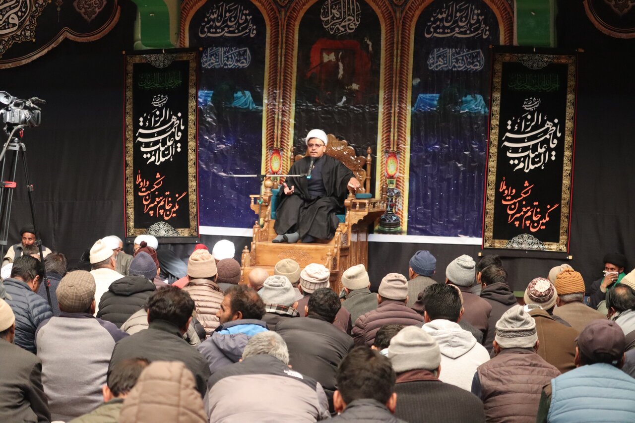 حضرت زهرا (س) چراغ هدایت و الگوی ابدی زنان مؤمن است