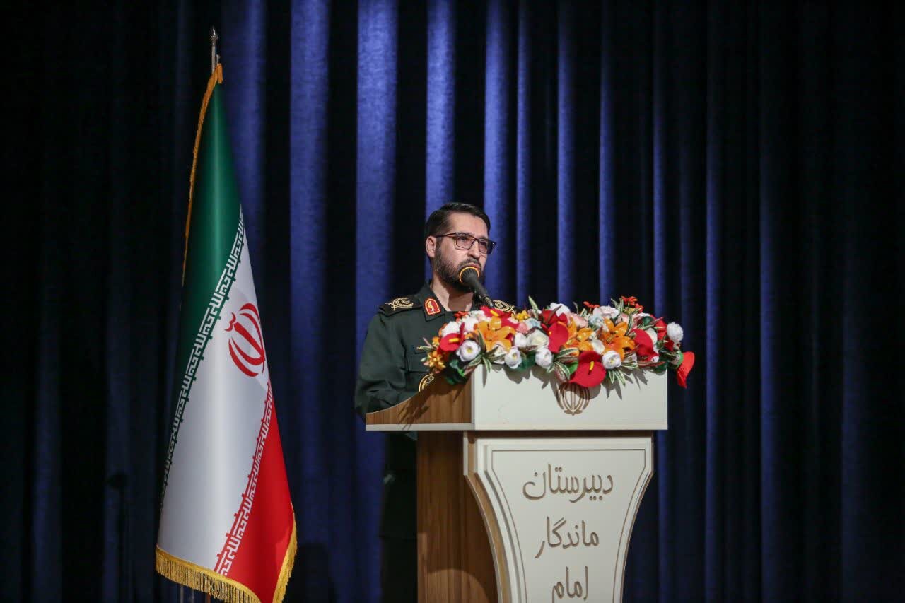 تقدیم ۲۷۰ شهید از دبیرستان امام صادق(ع) قم در کشور بی سابقه است