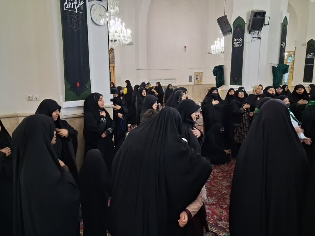 بانوان اردوزبان در حرم امام رضا(ع) به سوگ حضرت زهرا(س) نشستند
