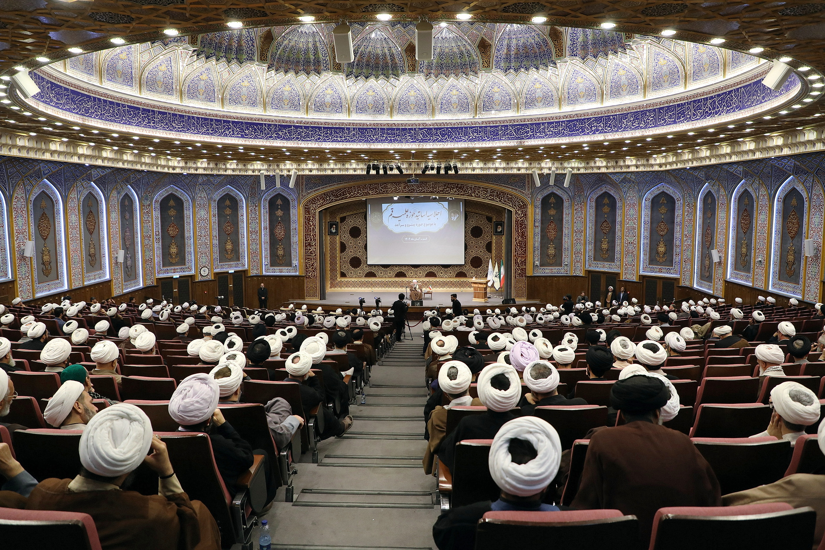 تصاویر/ قم میں اساتذہ حوزہ علمیہ کا اہم اجلاسیہ، آیت اللہ العظمی جوادی آملی اور آیت اللہ شب زنده دار کا خطاب