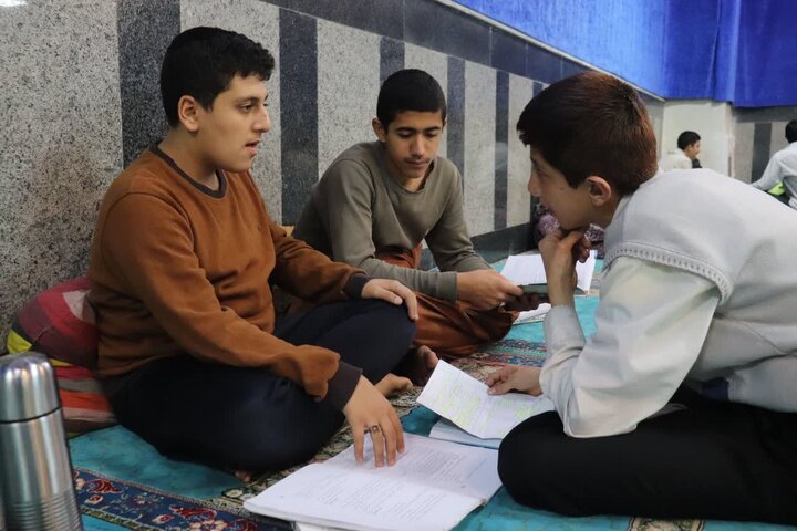 تصاویر/ مباحثات طلاب مدرسه علمیه امام خامنه‌ای مدظله العالی ارومیه