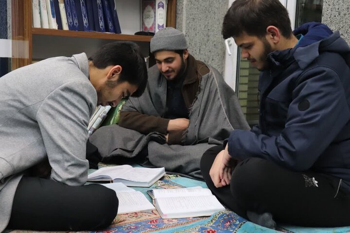 تصاویر/ مباحثات طلاب مدرسه علمیه امام خامنه‌ای مدظله العالی ارومیه