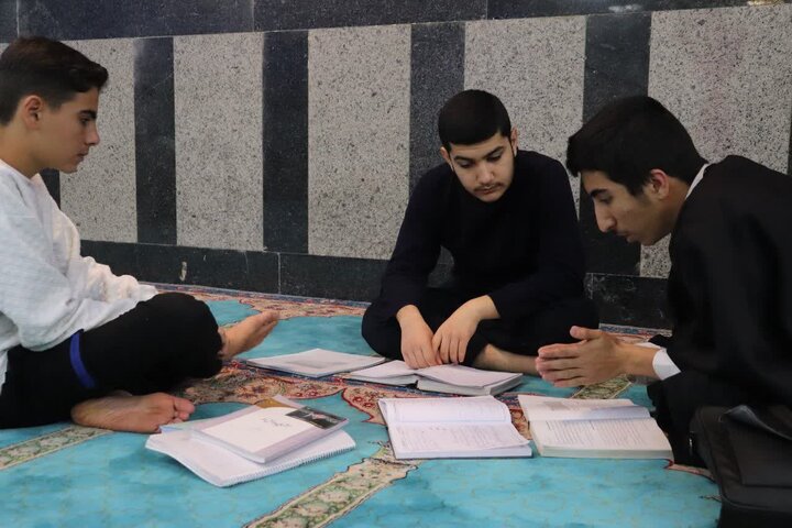 تصاویر/ مباحثات طلاب مدرسه علمیه امام خامنه‌ای مدظله العالی ارومیه