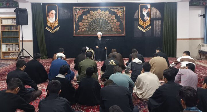تصاویر/ جلسه اخلاق طلاب مدرسه علمیه امام خمینی (ره) خوی