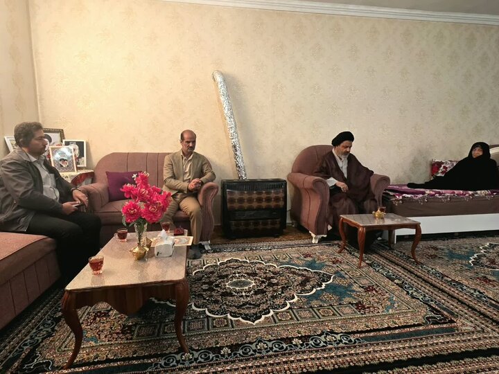 تصاویر/ دیدار امام جمعه ماکو با خانواده شهدا